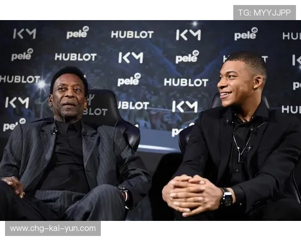 姆巴佩与知名设计师同框，新潮造型引热议