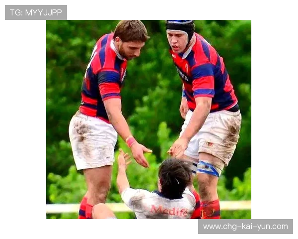 橄榄球赛惊现“怒撞裁判”事件！全场震惊